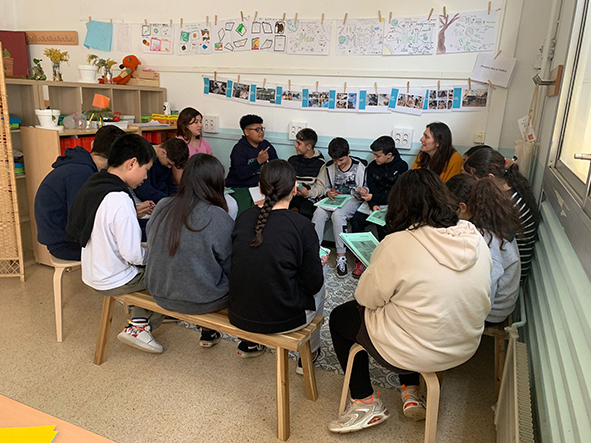 Alumnes asseguts en cercle a l'aula