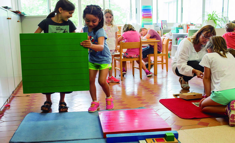 Ambiente rico en propuestas de elección libre con una persona guía que sabe conectarlos con el trabajo significativo. Escuela Montessori Palau, de Girona 