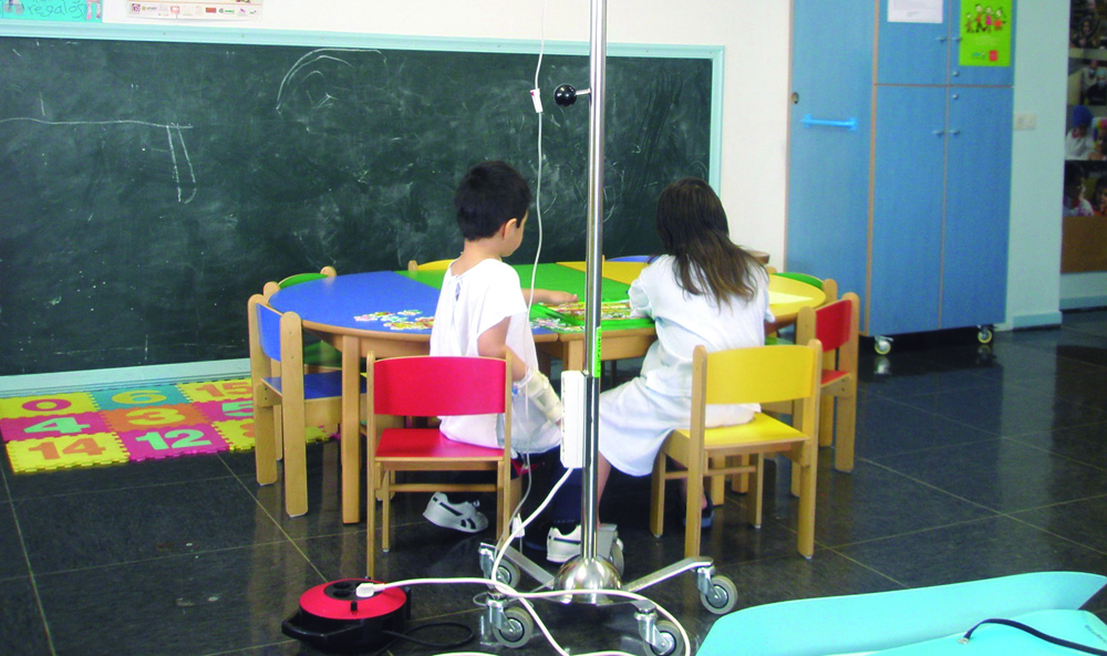 Niños jugando en el aula hospitalaria del Hospital Universitario de Navarra (Pamplona)