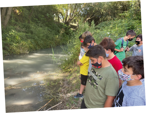 Alumnos de 5.o de primaria del CEIP Ecoescuela La Inmaculada, de Salar, en una salida para comprobar que las aguas residuales del pueblo se vertían sin tratar en el río