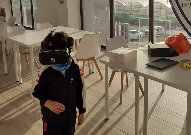 Alumno de primaria utilizando unas gafas de realidad virtual