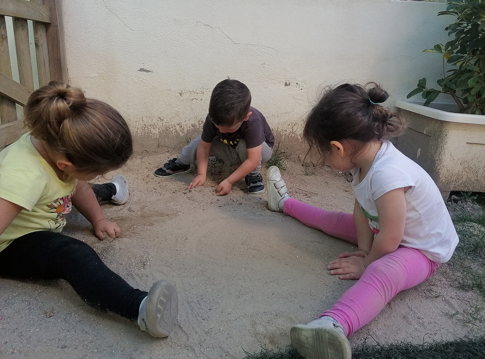 Infants treballant a l'aula