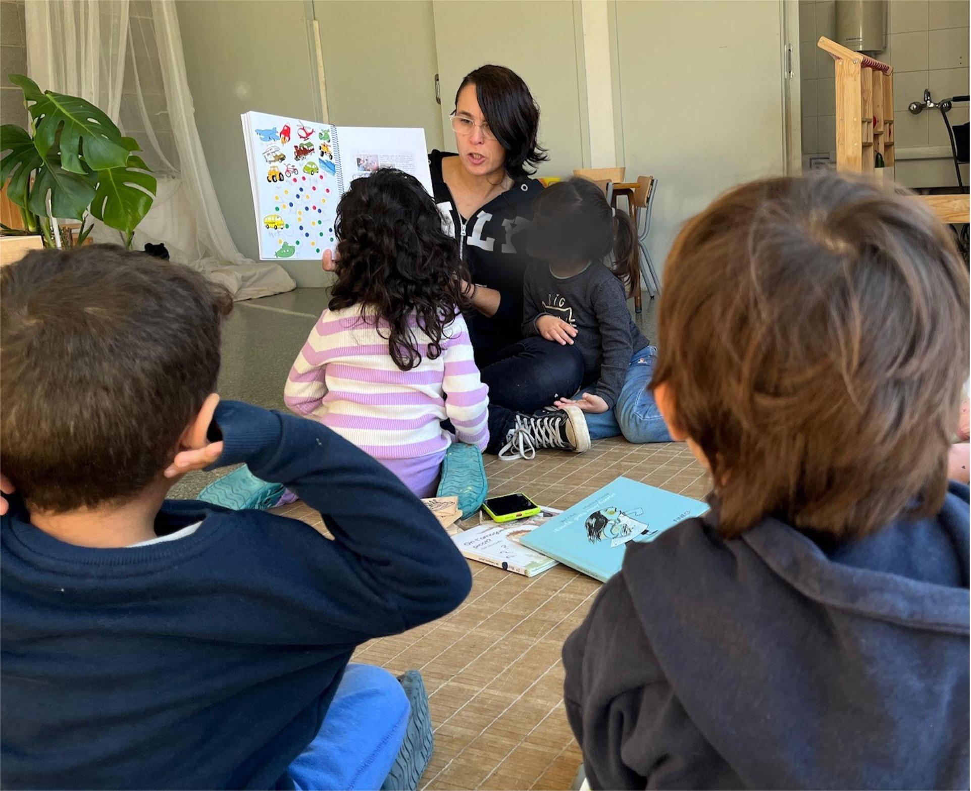 Una docente mostrando una lámina a los alumnos