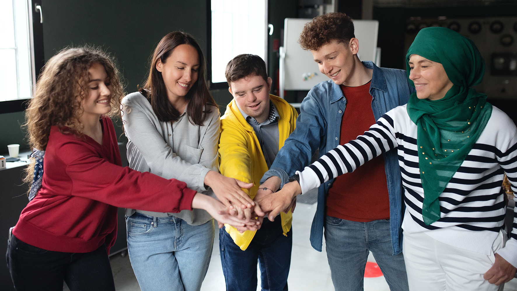 grup d'estudiants juntant les mans al centre