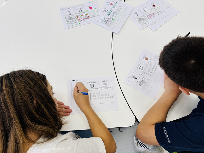 Dos alumnos realizando ejercicios de matemáticas en su mesa