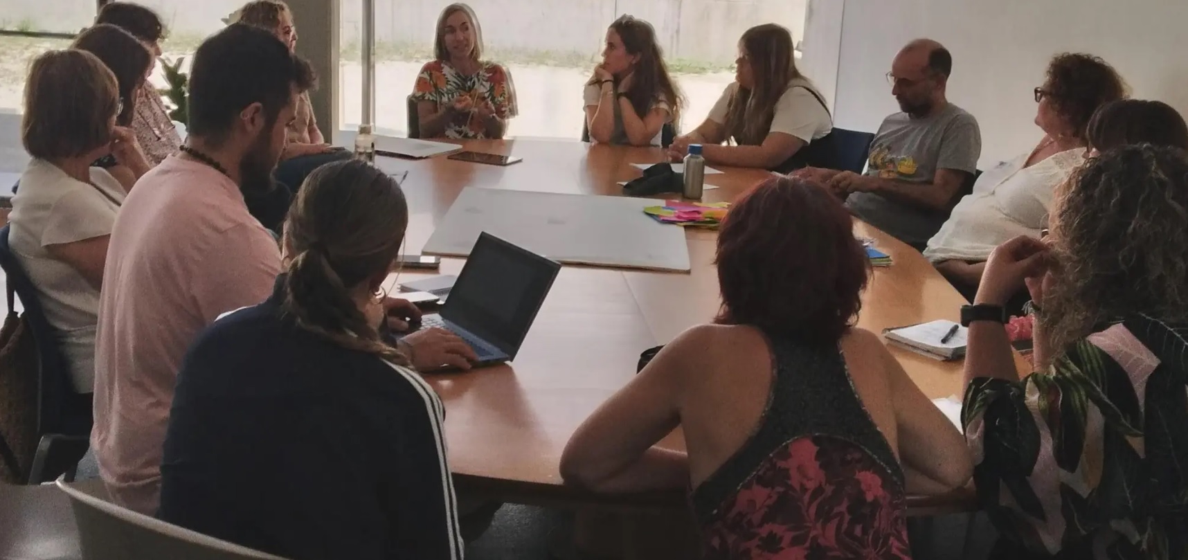 Fotografiía de un claustro con los docentes reunidos