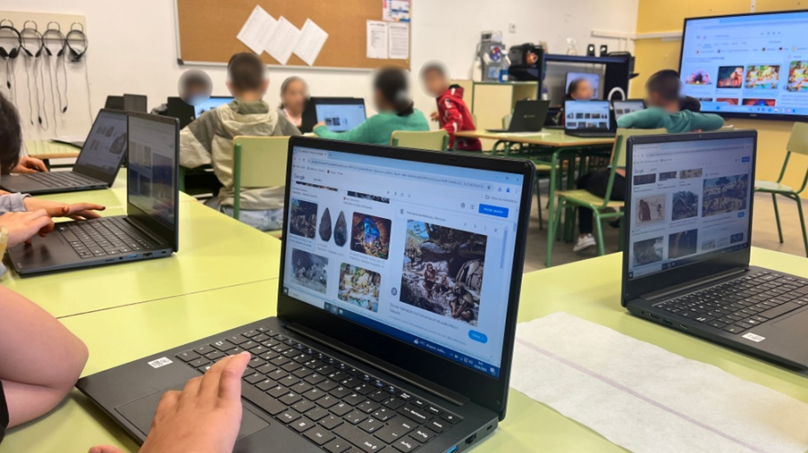 Imagen de una clase de primaria donde los alumnos trabajan con ordenadores para realizar las actividades