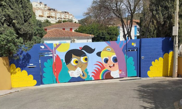 Fotografía de un mural pintado en el patio de la escuela