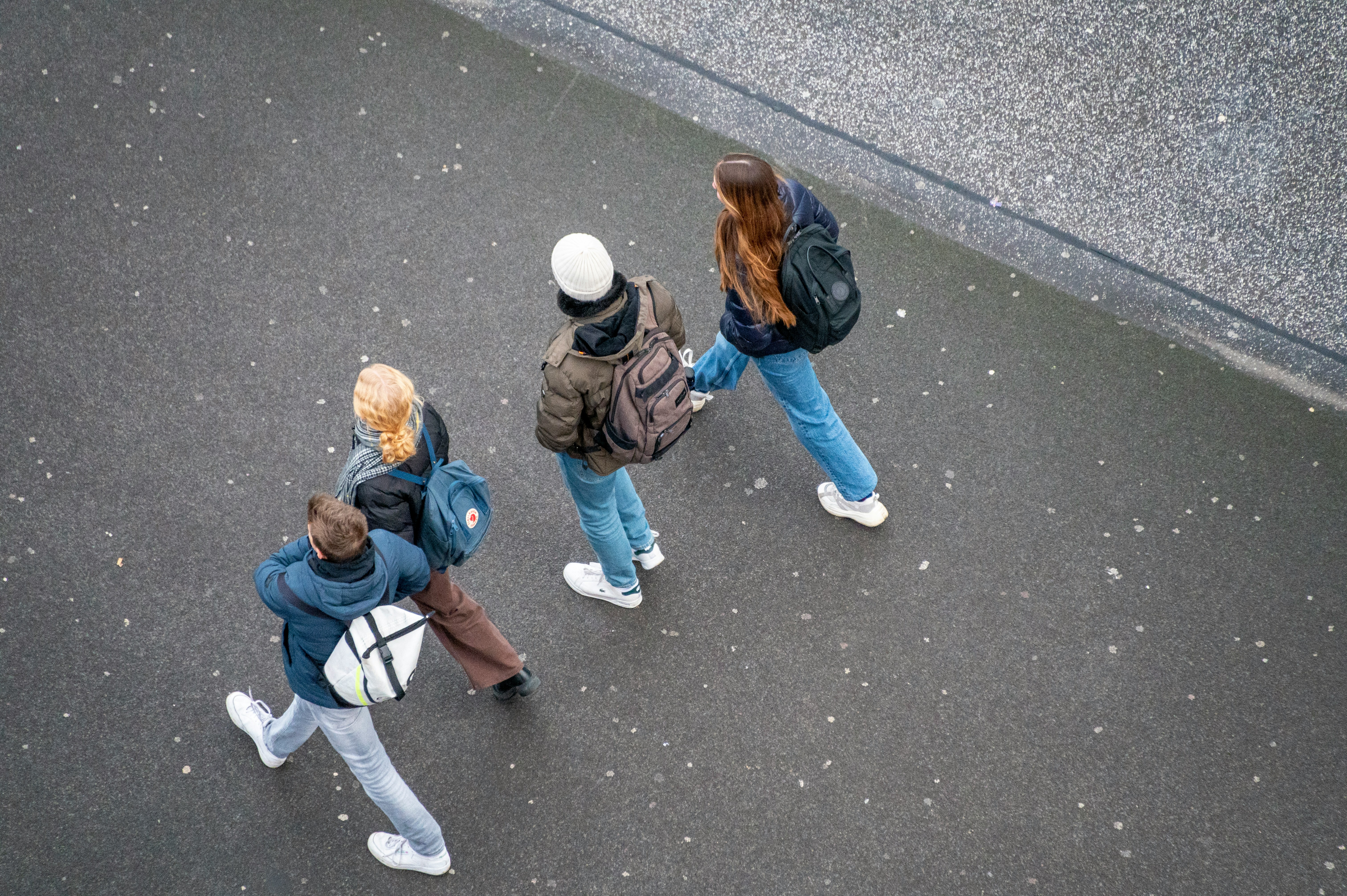 Alumnos caminando hacia el centro escolar