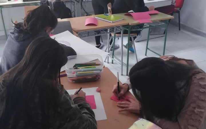 Alumnos trabajando en el aula 