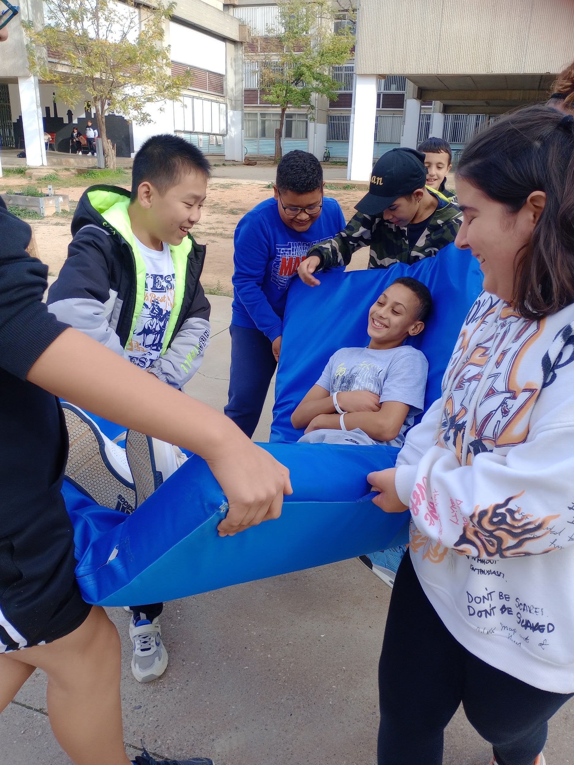 Imagen de varios alumnos realizando una actividad