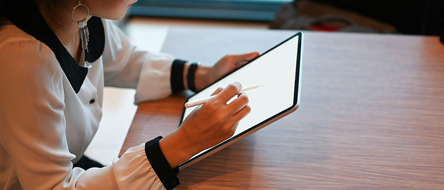 Imagen de una alumna interactuando con una tablet