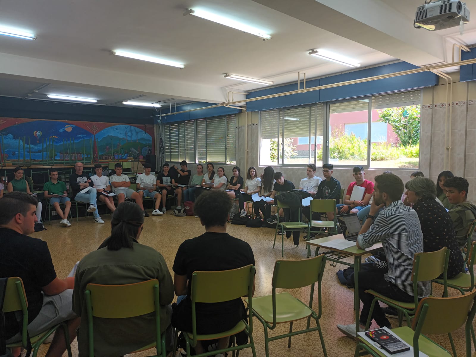 Fotografía del grupo clase dispuestos en círculo con el profesorado