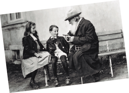 Tolstoi a l’Escola de Iàsnaia Poliana amb dos infants