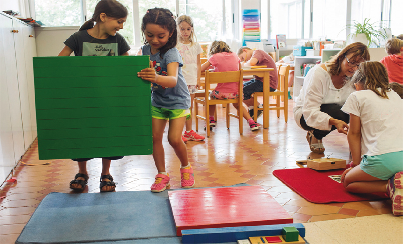 Ambient ric de propostes d’elecció lliure, amb un guia que sap connectar-los al treball significatiu. Escola Montessori-Palau de Girona