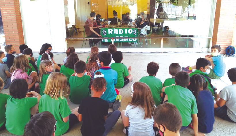 Alumnat de l’Institut Escola Salvador Vilarrasa a Ràdio Besalú. (Font: web del centre)