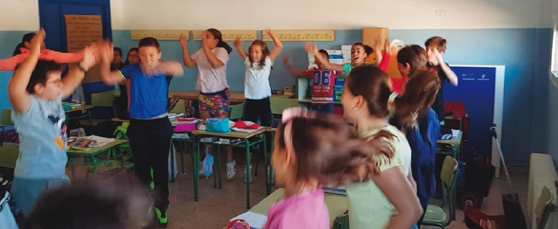 Niños y niñas realizando descanso activo en clase de lengua