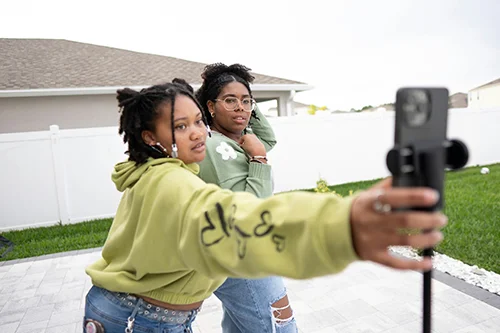 Retrat, autoretrat, selfie. Una mirada crítica a les xarxes socials