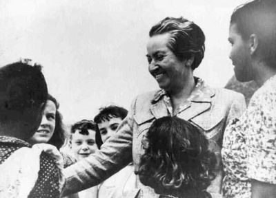 Gabriela Mistral, maestra rural, poeta de la infancia, premio Nobel