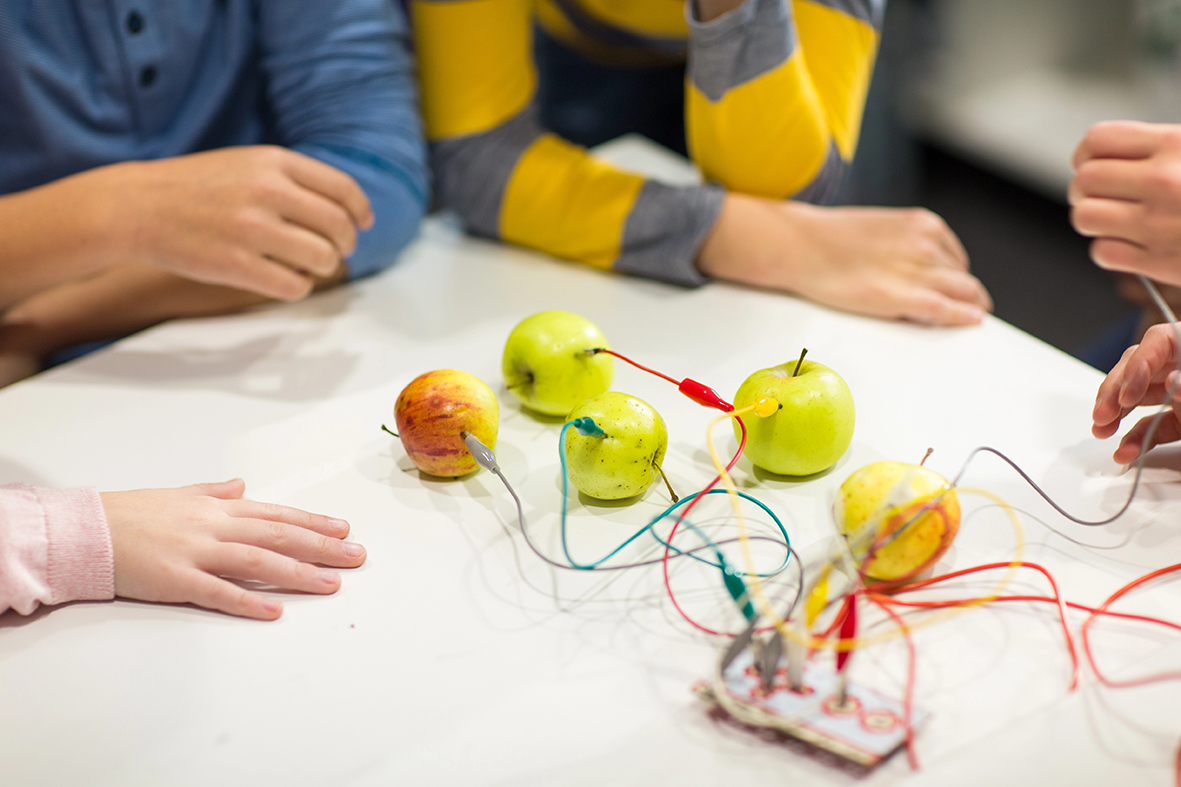 L’evidència en la pràctica: El món és una mica més fàcil amb Makey